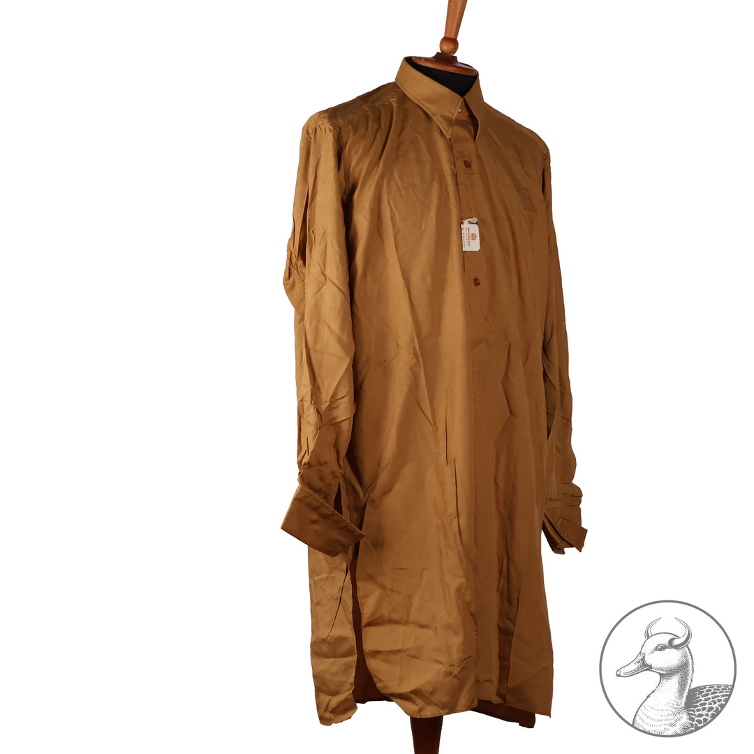 Originales Braunhemd der Partei NSDAP mit Wechselkragen

Hemd aus feiner Baumwolle und knöpfbarem Wechselkragen.
Mit RZM-Etikett "RZM Reichszeugmeisterei der NSDAP" und altem Preisschild RM: 10,96
Das Braunhemd wurde als Diensthemd unter dem Dienstrock getragen.