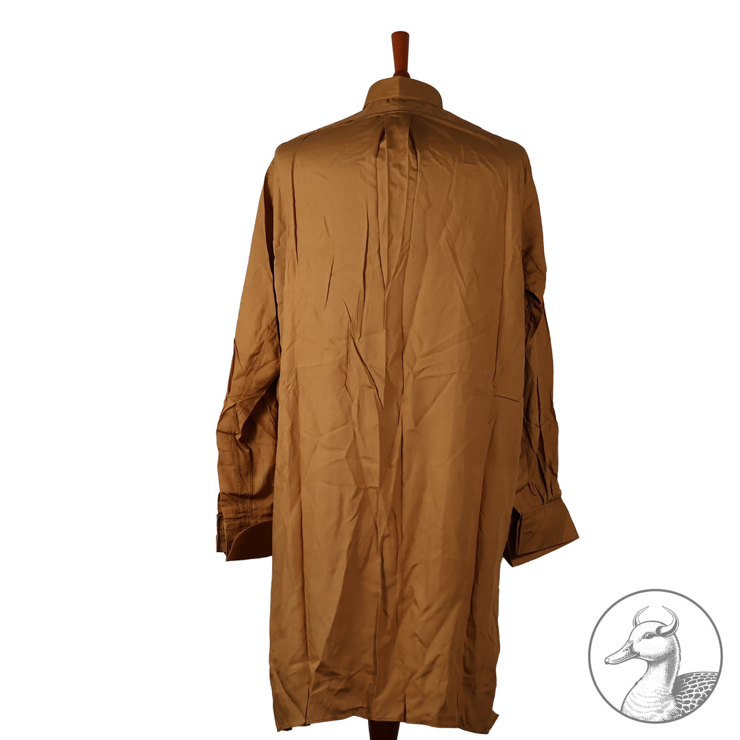 Originales Braunhemd der Partei NSDAP mit Wechselkragen

Hemd aus feiner Baumwolle und knöpfbarem Wechselkragen.
Mit RZM-Etikett "RZM Reichszeugmeisterei der NSDAP" und altem Preisschild RM: 10,96
Das Braunhemd wurde als Diensthemd unter dem Dienstrock getragen.