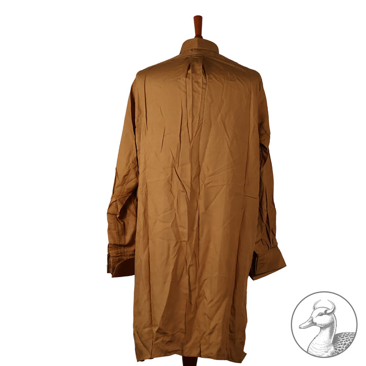 Originales Braunhemd der Partei NSDAP mit Wechselkragen

Hemd aus feiner Baumwolle und knöpfbarem Wechselkragen.
Mit RZM-Etikett "RZM Reichszeugmeisterei der NSDAP" und altem Preisschild RM: 10,96
Das Braunhemd wurde als Diensthemd unter dem Dienstrock getragen.