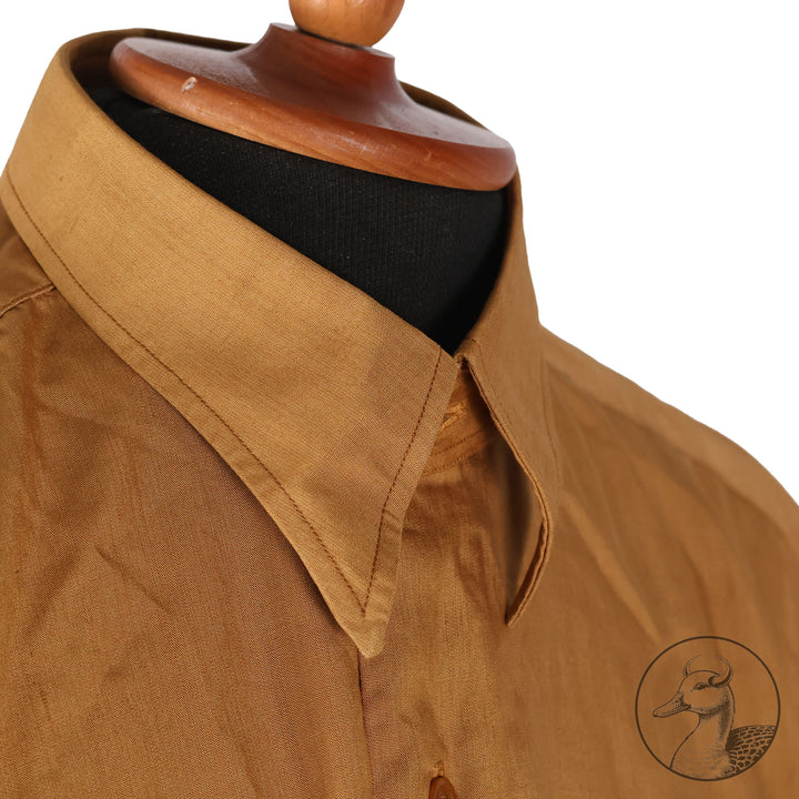 Originales Braunhemd der Partei NSDAP mit Wechselkragen

Hemd aus feiner Baumwolle und knöpfbarem Wechselkragen.
Mit RZM-Etikett "RZM Reichszeugmeisterei der NSDAP" und altem Preisschild RM: 10,96
Das Braunhemd wurde als Diensthemd unter dem Dienstrock getragen.