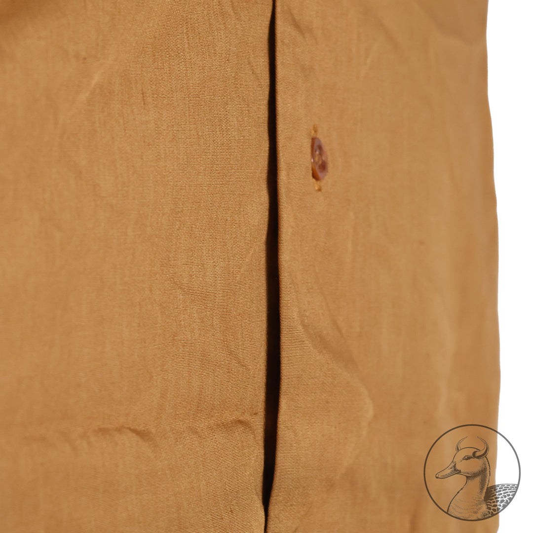 Originales Braunhemd der Partei NSDAP mit Wechselkragen

Hemd aus feiner Baumwolle und knöpfbarem Wechselkragen.
Mit RZM-Etikett "RZM Reichszeugmeisterei der NSDAP" und altem Preisschild RM: 10,96
Das Braunhemd wurde als Diensthemd unter dem Dienstrock getragen.