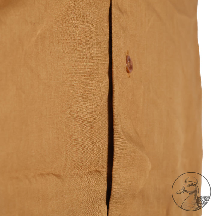 Originales Braunhemd der Partei NSDAP mit Wechselkragen

Hemd aus feiner Baumwolle und knöpfbarem Wechselkragen.
Mit RZM-Etikett "RZM Reichszeugmeisterei der NSDAP" und altem Preisschild RM: 10,96
Das Braunhemd wurde als Diensthemd unter dem Dienstrock getragen.