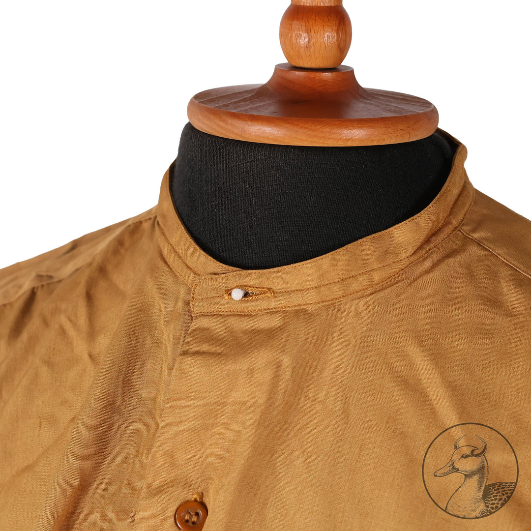 Originales Braunhemd der Partei NSDAP mit Wechselkragen

Hemd aus feiner Baumwolle und knöpfbarem Wechselkragen.
Mit RZM-Etikett "RZM Reichszeugmeisterei der NSDAP" und altem Preisschild RM: 10,96
Das Braunhemd wurde als Diensthemd unter dem Dienstrock getragen.