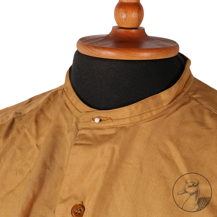 Originales Braunhemd der Partei NSDAP mit Wechselkragen

Hemd aus feiner Baumwolle und knöpfbarem Wechselkragen.
Mit RZM-Etikett "RZM Reichszeugmeisterei der NSDAP" und altem Preisschild RM: 10,96
Das Braunhemd wurde als Diensthemd unter dem Dienstrock getragen.