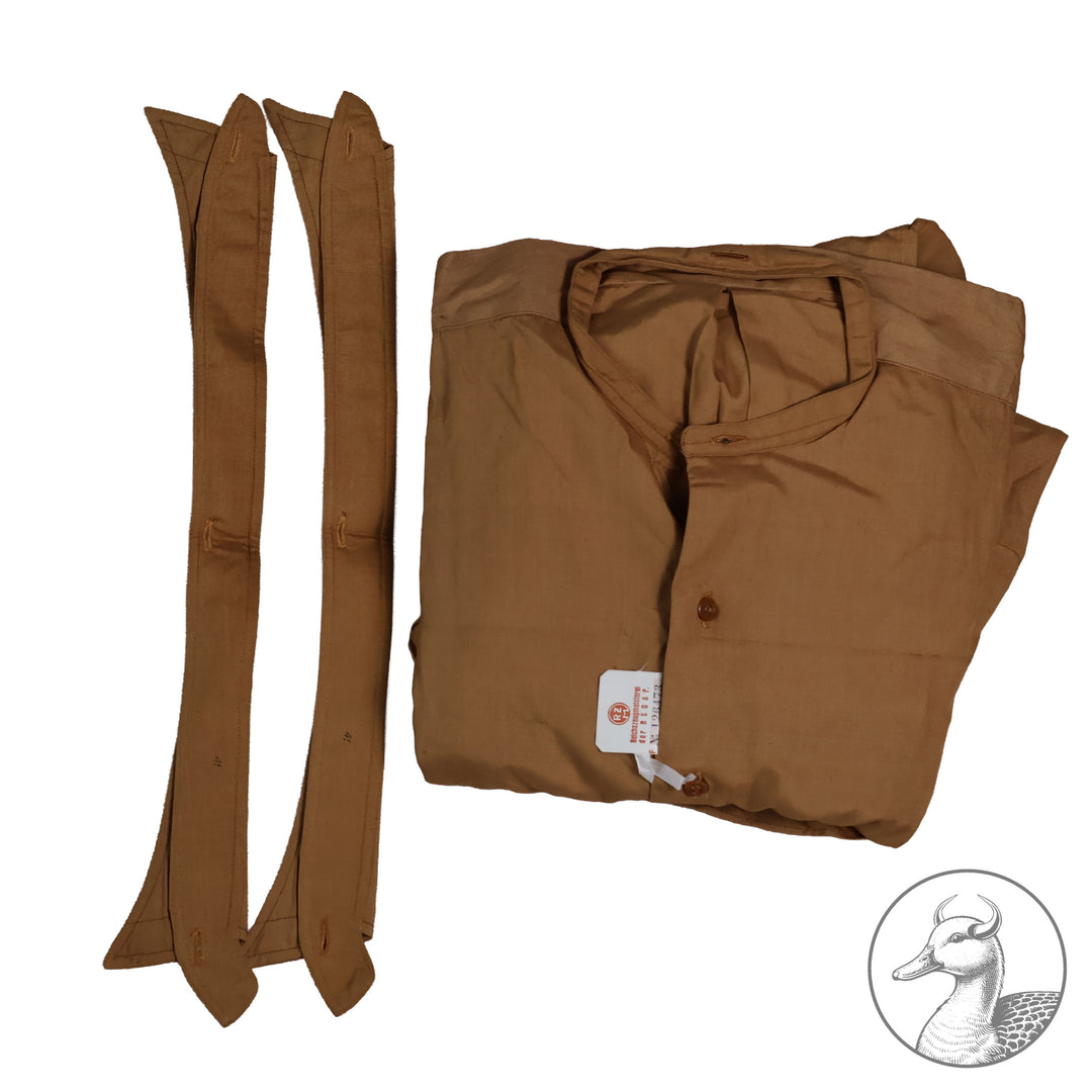 Originales Braunhemd der Partei NSDAP mit Wechselkragen

Hemd aus feiner Baumwolle und knöpfbarem Wechselkragen.
Mit RZM-Etikett "RZM Reichszeugmeisterei der NSDAP" und altem Preisschild RM: 10,96
Das Braunhemd wurde als Diensthemd unter dem Dienstrock getragen.