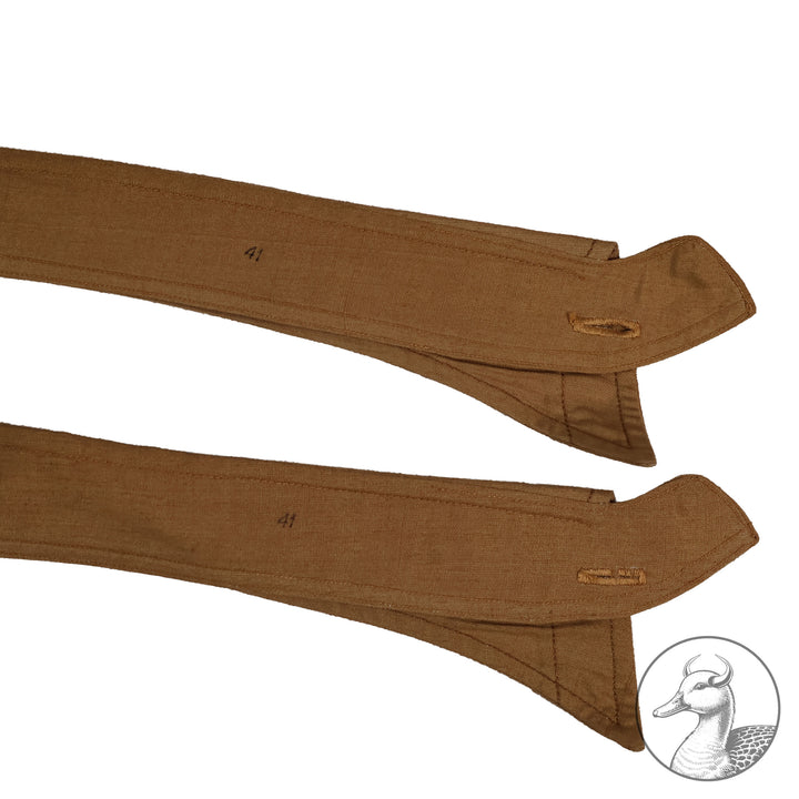 Originales Braunhemd der Partei NSDAP mit Wechselkragen

Hemd aus feiner Baumwolle und knöpfbarem Wechselkragen.
Mit RZM-Etikett "RZM Reichszeugmeisterei der NSDAP" und altem Preisschild RM: 10,96
Das Braunhemd wurde als Diensthemd unter dem Dienstrock getragen.