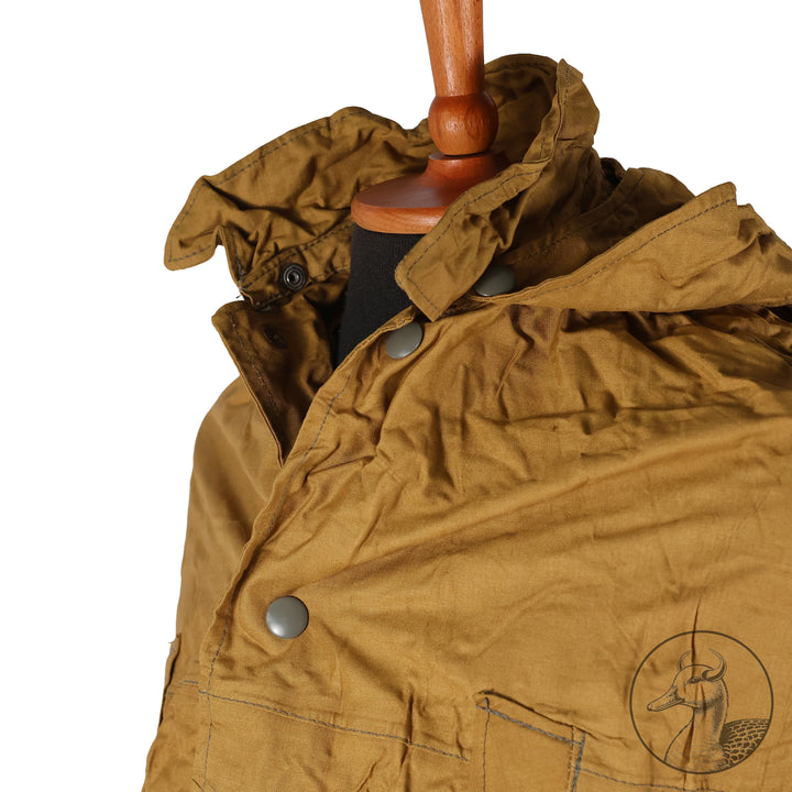 Originaler gummierter Regenumhang der Hitlerjugend

Fertigung aus braunem gummiertem Stoff.
Alle Knöpfe vorhanden.

Produktdetails&nbsp;

Typ: Regenmantel HJ
Hersteller: nicht bekannt
Material: Gummierter Stoff
Zustand: 1-2