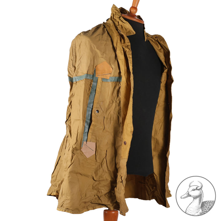 Originaler gummierter Regenumhang der Hitlerjugend

Fertigung aus braunem gummiertem Stoff.
Alle Knöpfe vorhanden.

Produktdetails&nbsp;

Typ: Regenmantel HJ
Hersteller: nicht bekannt
Material: Gummierter Stoff
Zustand: 1-2