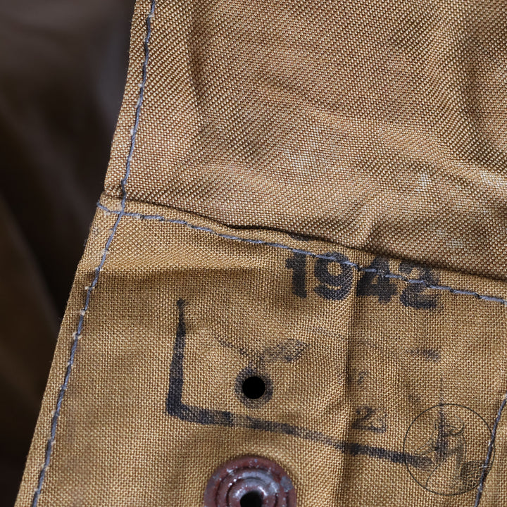 Originaler gummierter Regenumhang der Hitlerjugend

Fertigung aus braunem gummiertem Stoff.
Alle Knöpfe vorhanden.

Produktdetails&nbsp;

Typ: Regenmantel HJ
Hersteller: nicht bekannt
Material: Gummierter Stoff
Zustand: 1-2