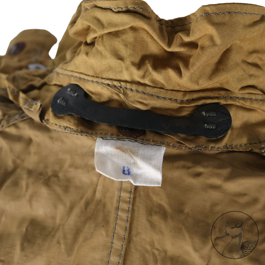 Originaler gummierter Regenumhang der Hitlerjugend

Fertigung aus braunem gummiertem Stoff.
Alle Knöpfe vorhanden.

Produktdetails&nbsp;

Typ: Regenmantel HJ
Hersteller: nicht bekannt
Material: Gummierter Stoff
Zustand: 1-2