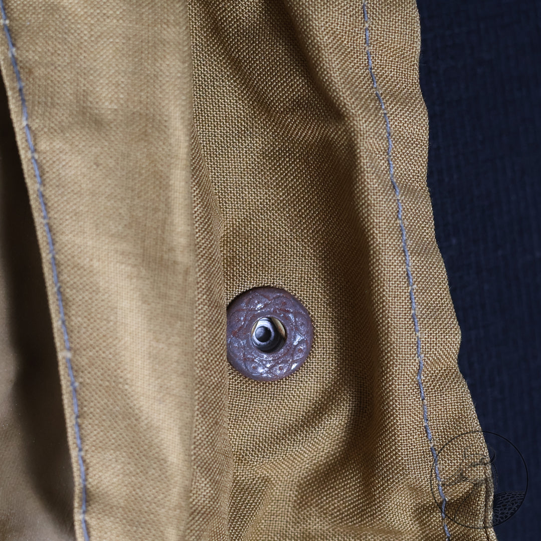 Originaler gummierter Regenumhang der Hitlerjugend

Fertigung aus braunem gummiertem Stoff.
Alle Knöpfe vorhanden.

Produktdetails&nbsp;

Typ: Regenmantel HJ
Hersteller: nicht bekannt
Material: Gummierter Stoff
Zustand: 1-2