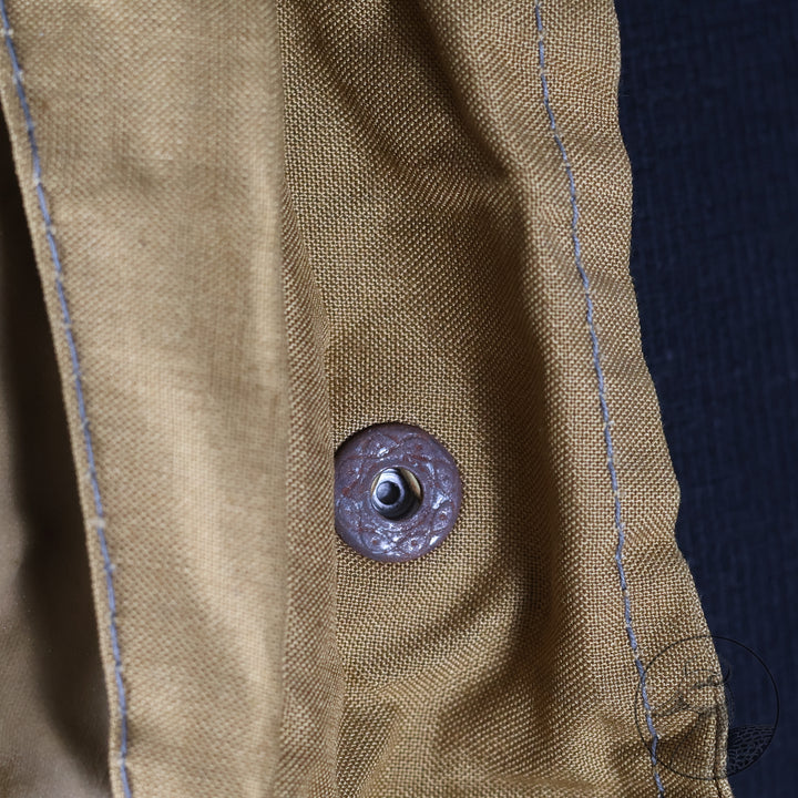 Originaler gummierter Regenumhang der Hitlerjugend

Fertigung aus braunem gummiertem Stoff.
Alle Knöpfe vorhanden.

Produktdetails&nbsp;

Typ: Regenmantel HJ
Hersteller: nicht bekannt
Material: Gummierter Stoff
Zustand: 1-2