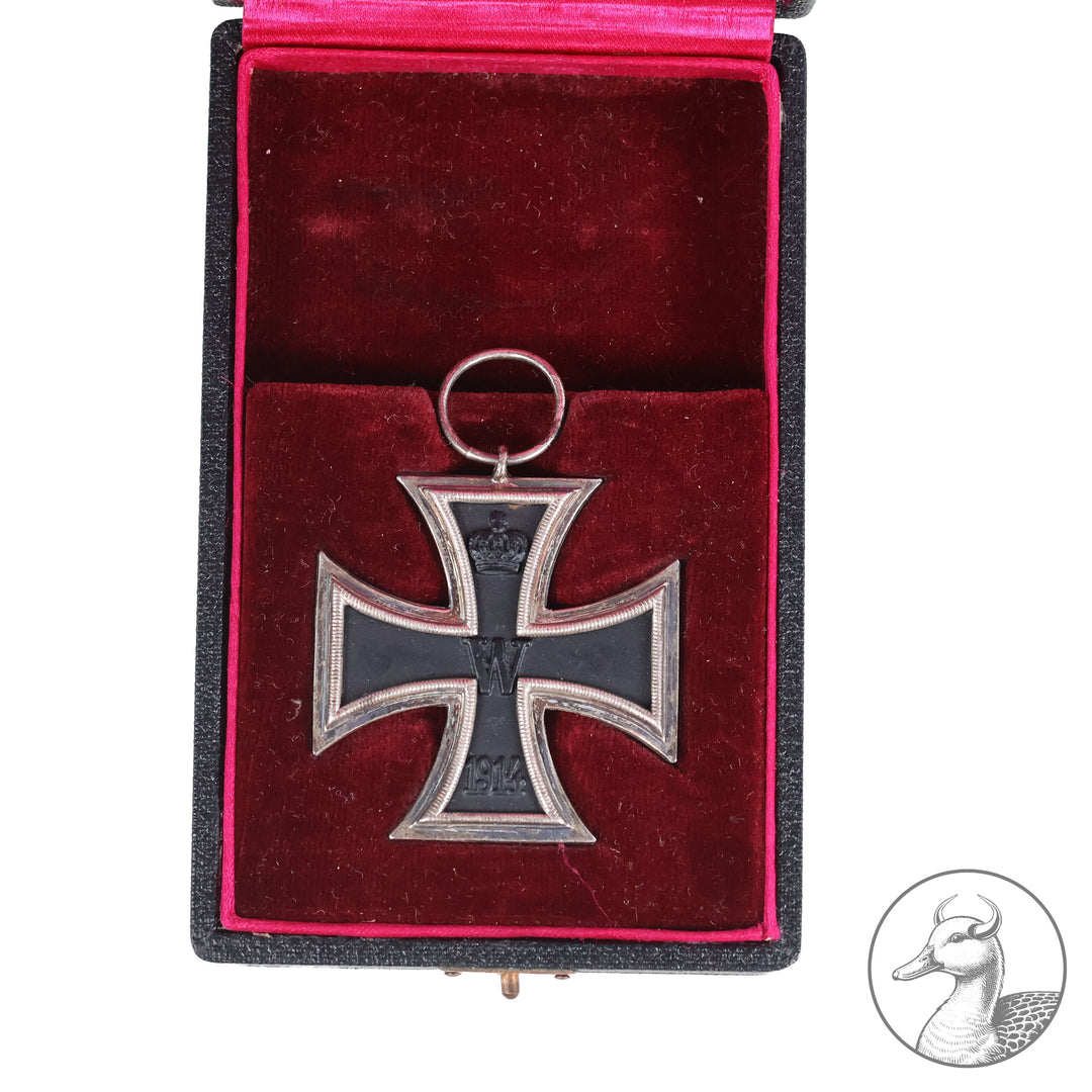 Eisernes Kreuz 2. Klasse 1914 und Ehrenkreuz für Frontkämpfer mit Band im Etui.

Sehr schönes Original Set eines Eisernen Kreuzes 2. Klasse und dem Frontkämpfer Ehrenkreuz des 1. Weltkrieges 1914-1918. Beide Auszeichnungen mit Band im guten Zustand im zeitgenössischen Etui. Das Etui ebenfalls im sehr guten Zustand mit rotem Samt.