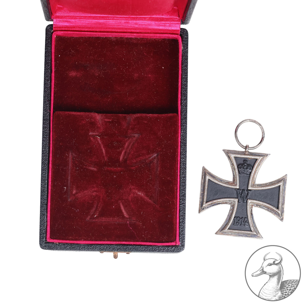 Eisernes Kreuz 2. Klasse 1914 und Ehrenkreuz für Frontkämpfer mit Band im Etui.

Sehr schönes Original Set eines Eisernen Kreuzes 2. Klasse und dem Frontkämpfer Ehrenkreuz des 1. Weltkrieges 1914-1918. Beide Auszeichnungen mit Band im guten Zustand im zeitgenössischen Etui. Das Etui ebenfalls im sehr guten Zustand mit rotem Samt.