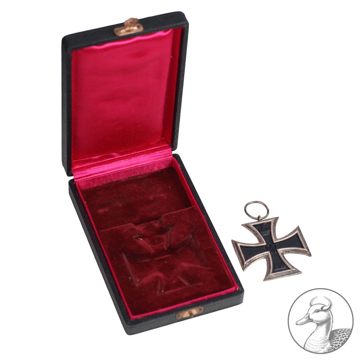 Eisernes Kreuz 2. Klasse 1914 und Ehrenkreuz für Frontkämpfer mit Band im Etui.

Sehr schönes Original Set eines Eisernen Kreuzes 2. Klasse und dem Frontkämpfer Ehrenkreuz des 1. Weltkrieges 1914-1918. Beide Auszeichnungen mit Band im guten Zustand im zeitgenössischen Etui. Das Etui ebenfalls im sehr guten Zustand mit rotem Samt.