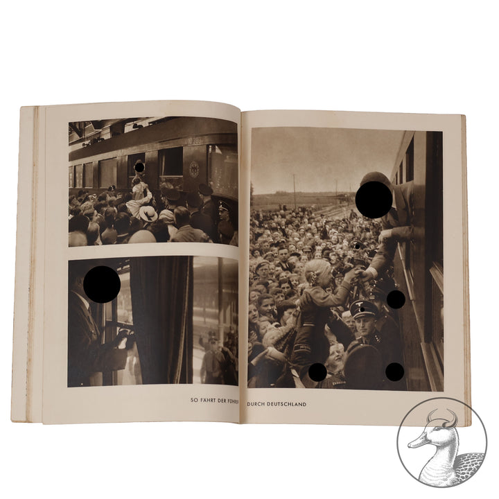 "Abseits vom Alltag" Adolf Hitler, Zeitgeschichte&nbsp;

100 Bilddokumente aus der Umgebung des Führers - Geleitwort: Obergruppenführer Wilhelm Brückner. Verlag und Vertriebsgesellschaft m.b.H. Berlin W35. Mit Schutzumschlag