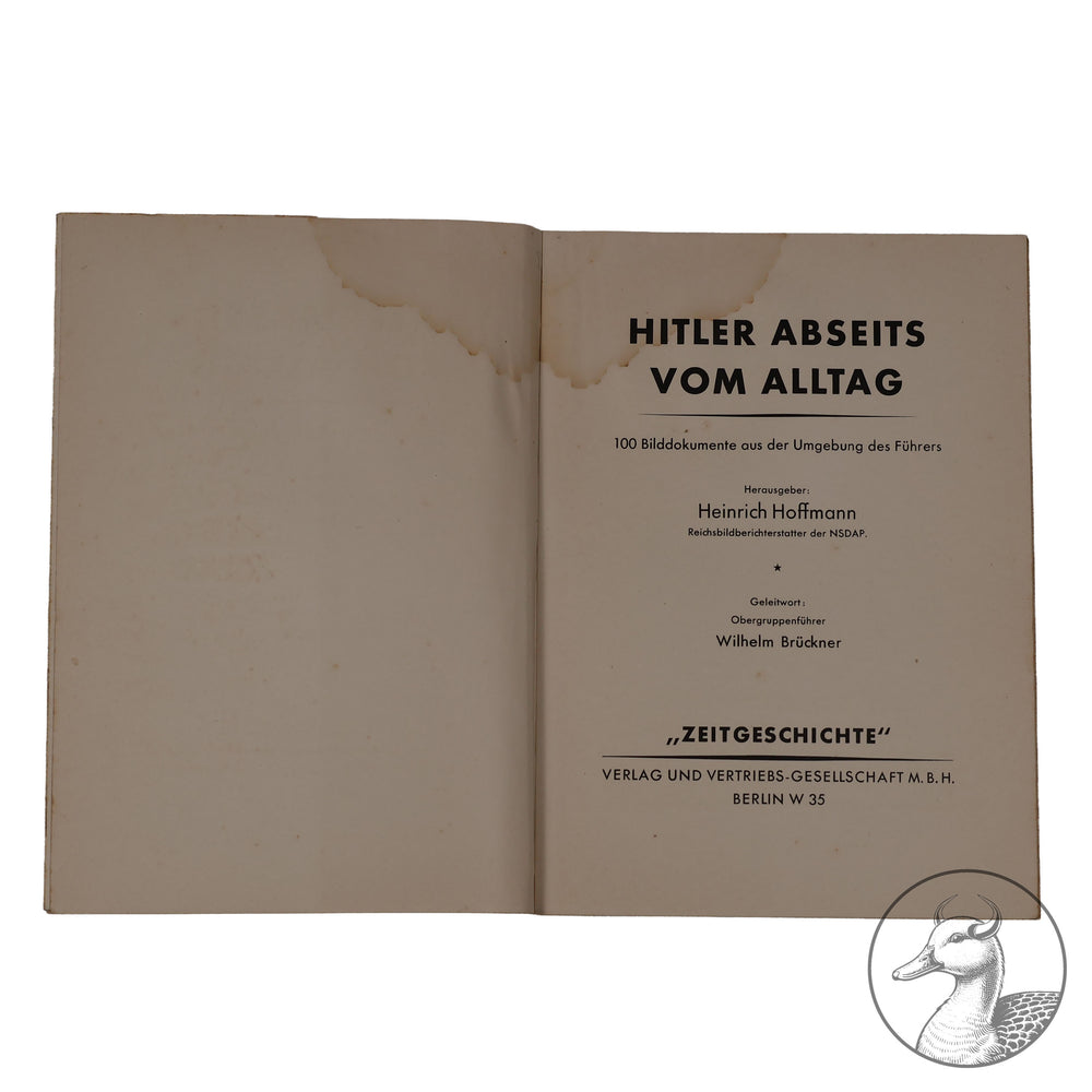 "Abseits vom Alltag" Adolf Hitler, Zeitgeschichte&nbsp;

100 Bilddokumente aus der Umgebung des Führers - Geleitwort: Obergruppenführer Wilhelm Brückner. Verlag und Vertriebsgesellschaft m.b.H. Berlin W35. Mit Schutzumschlag