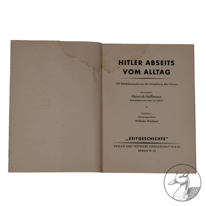 "Abseits vom Alltag" Adolf Hitler, Zeitgeschichte&nbsp;

100 Bilddokumente aus der Umgebung des Führers - Geleitwort: Obergruppenführer Wilhelm Brückner. Verlag und Vertriebsgesellschaft m.b.H. Berlin W35. Mit Schutzumschlag