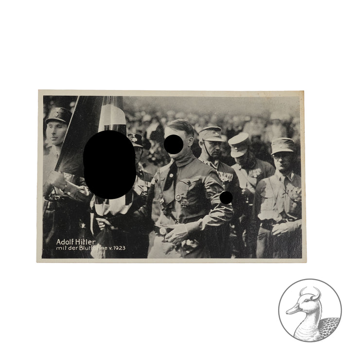 Adolf Hitler mit der Blutfahne v. 1923 - Foto und Verlag Frank Hensel Frankfurt am Main. Ansichtskartengröße.