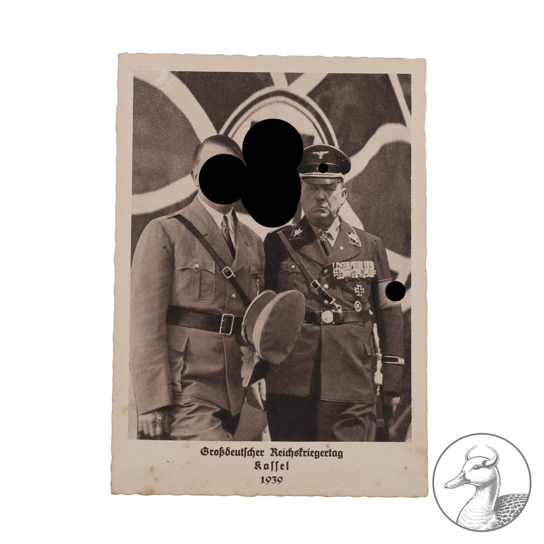 Postkarte Fotografie "Großer Reichskriegertag Kassel 1939"

Adolf Hitler mit dem Führer des Kriegerbunds Wilhelm Reinhard - Ernst Baumgart Kassel. Ansichtskartengröße.