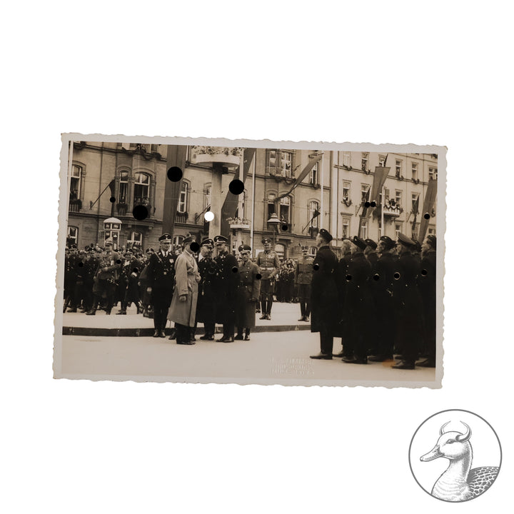 &nbsp;Fotografie Parade Abnahme von Formationen in Anwesenheit Hitlers und Himmlers in Innsbruck

sehr seltene Fotokarte mit Fotografenstempel im guten sammelwürdigem Zustand
