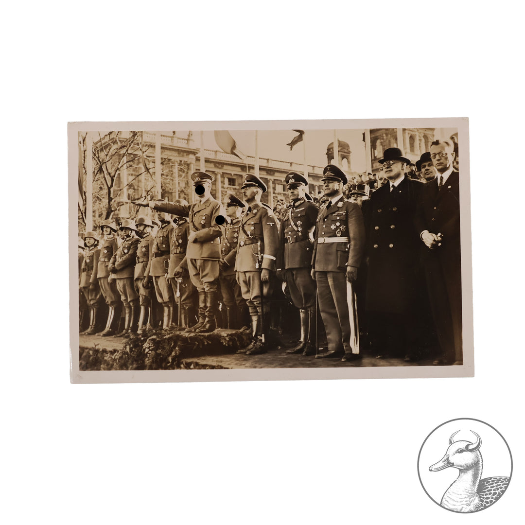 Hoffmann Postkarte Hitler und Himmler in Wien 1938

Hoffmann Karte im guten Zustand,ungelaufen