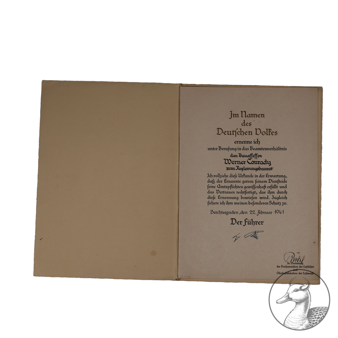 Große Beförderungsurkunde für einen Regierungsbaurat, der für die Luftwaffe tätig war.

Ausgestellt 1941 in Berchtesgaden, mit Faksimile Unterschrift Hitlers im guten sammelwürdigem Zustand