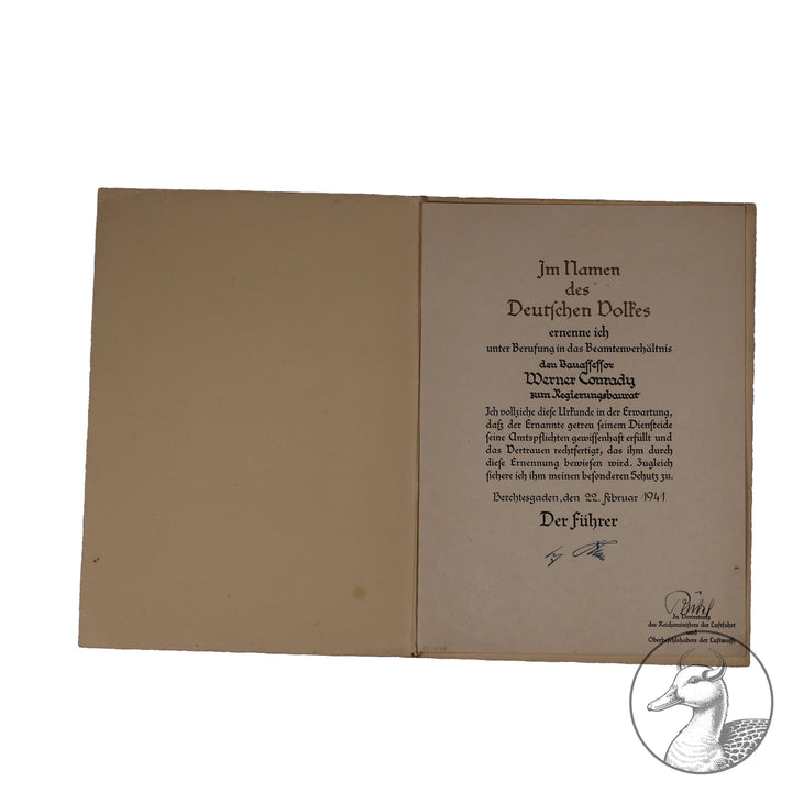 Große Beförderungsurkunde für einen Regierungsbaurat, der für die Luftwaffe tätig war.

Ausgestellt 1941 in Berchtesgaden, mit Faksimile Unterschrift Hitlers im guten sammelwürdigem Zustand
