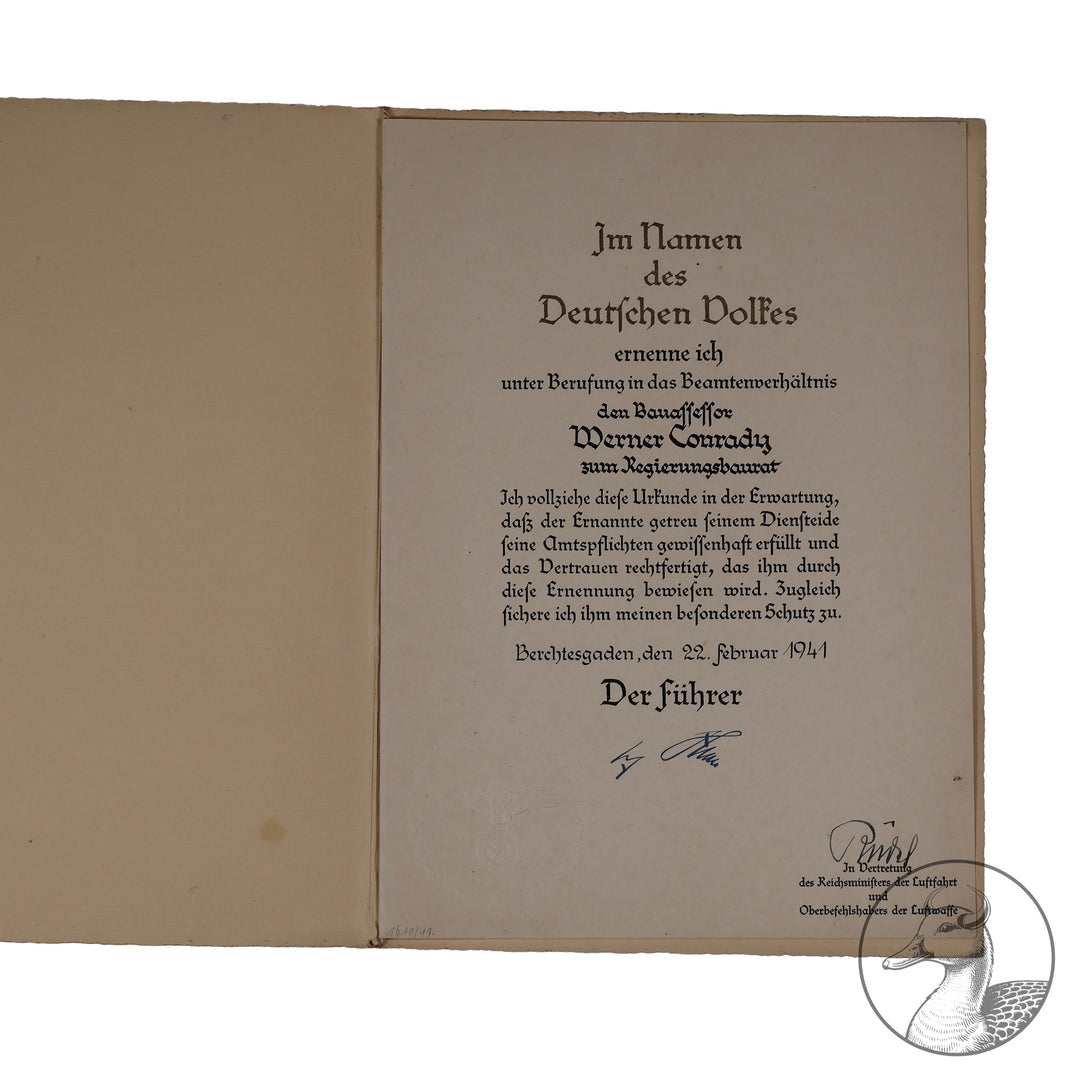 Große Beförderungsurkunde für einen Regierungsbaurat, der für die Luftwaffe tätig war.

Ausgestellt 1941 in Berchtesgaden, mit Faksimile Unterschrift Hitlers im guten sammelwürdigem Zustand