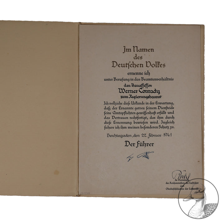 Große Beförderungsurkunde für einen Regierungsbaurat, der für die Luftwaffe tätig war.

Ausgestellt 1941 in Berchtesgaden, mit Faksimile Unterschrift Hitlers im guten sammelwürdigem Zustand