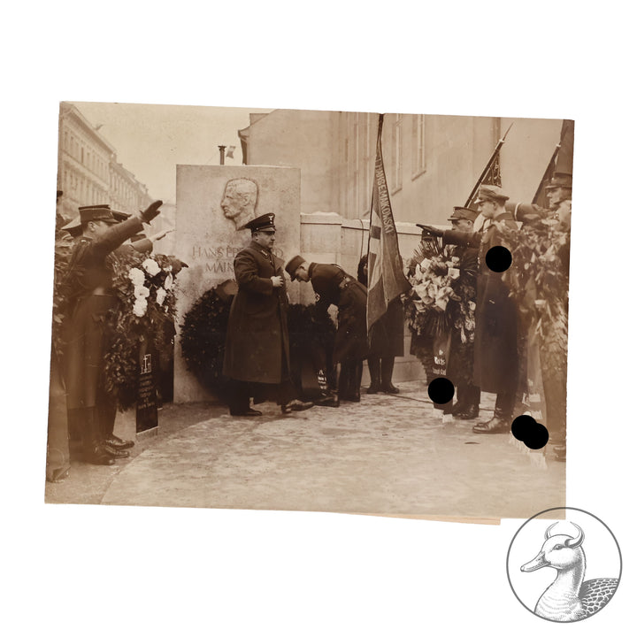 Presseillustrationen von SA-Mann Hans E. Maikowski&nbsp;

Führer des SA-Sturms 33 in Berlin Charlottenburg. Ermordet 30. Januar 1933.

Presse Foto GmbH Berlin: Ehrenstätte für Maikowski 1937

Presse Weltbild GmbH Berlin: Kranzniederlegung am Grabe Maikowskis 1937

Presseillustrationen Hoffmann Berlin: Gedenkfeier für Hans Maikowski 30. Januar 1937