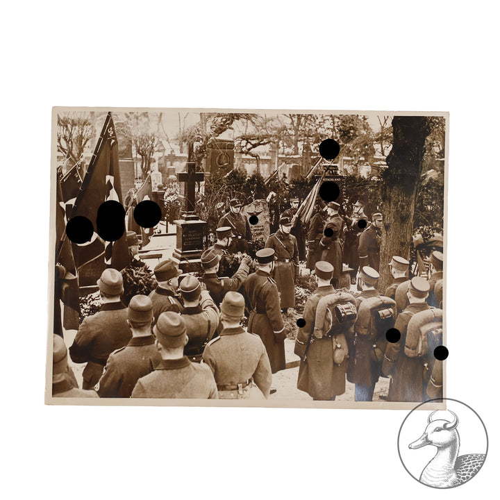 Presseillustrationen von SA-Mann Hans E. Maikowski&nbsp;

Führer des SA-Sturms 33 in Berlin Charlottenburg. Ermordet 30. Januar 1933.

Presse Foto GmbH Berlin: Ehrenstätte für Maikowski 1937

Presse Weltbild GmbH Berlin: Kranzniederlegung am Grabe Maikowskis 1937

Presseillustrationen Hoffmann Berlin: Gedenkfeier für Hans Maikowski 30. Januar 1937