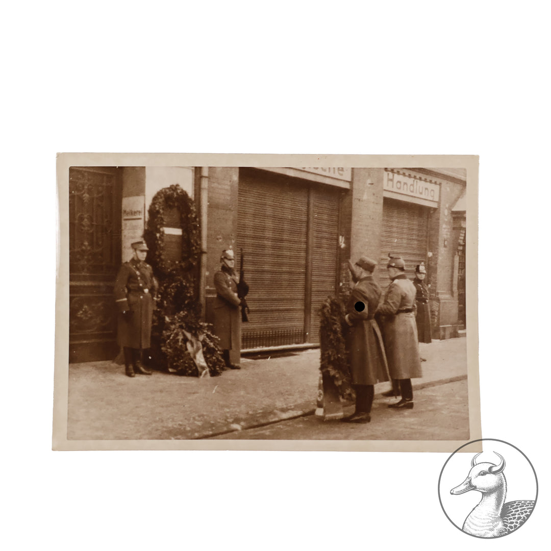 Presseillustrationen von SA-Mann Hans E. Maikowski&nbsp;

Führer des SA-Sturms 33 in Berlin Charlottenburg. Ermordet 30. Januar 1933.

Presse Foto GmbH Berlin: Ehrenstätte für Maikowski 1937

Presse Weltbild GmbH Berlin: Kranzniederlegung am Grabe Maikowskis 1937

Presseillustrationen Hoffmann Berlin: Gedenkfeier für Hans Maikowski 30. Januar 1937