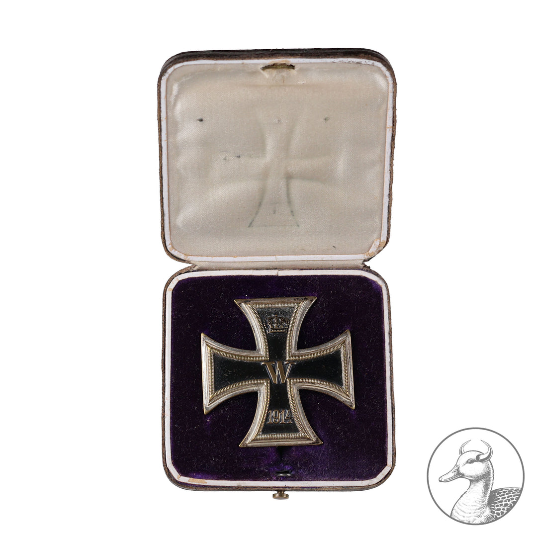 Gut erhaltenes Eisernes Kreuz 1. Klasse 1914 im frühen braunen Etui ohne Herstellermarkierung im sammelwürdigen Zustand.