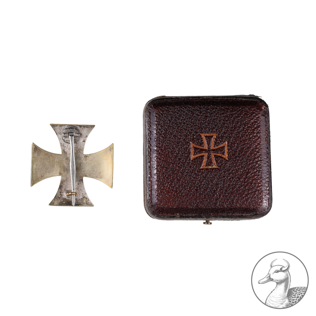 Gut erhaltenes Eisernes Kreuz 1. Klasse 1914 im frühen braunen Etui ohne Herstellermarkierung im sammelwürdigen Zustand.