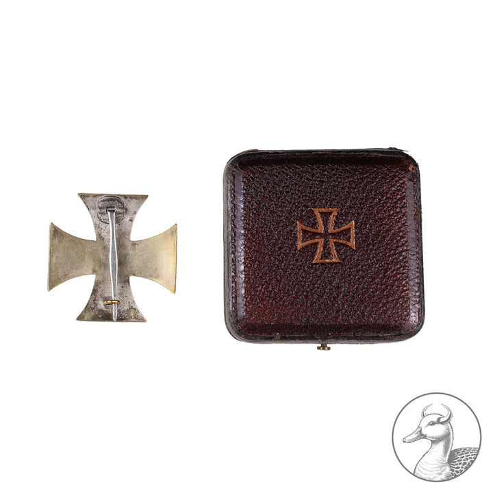 Gut erhaltenes Eisernes Kreuz 1. Klasse 1914 im frühen braunen Etui ohne Herstellermarkierung im sammelwürdigen Zustand.