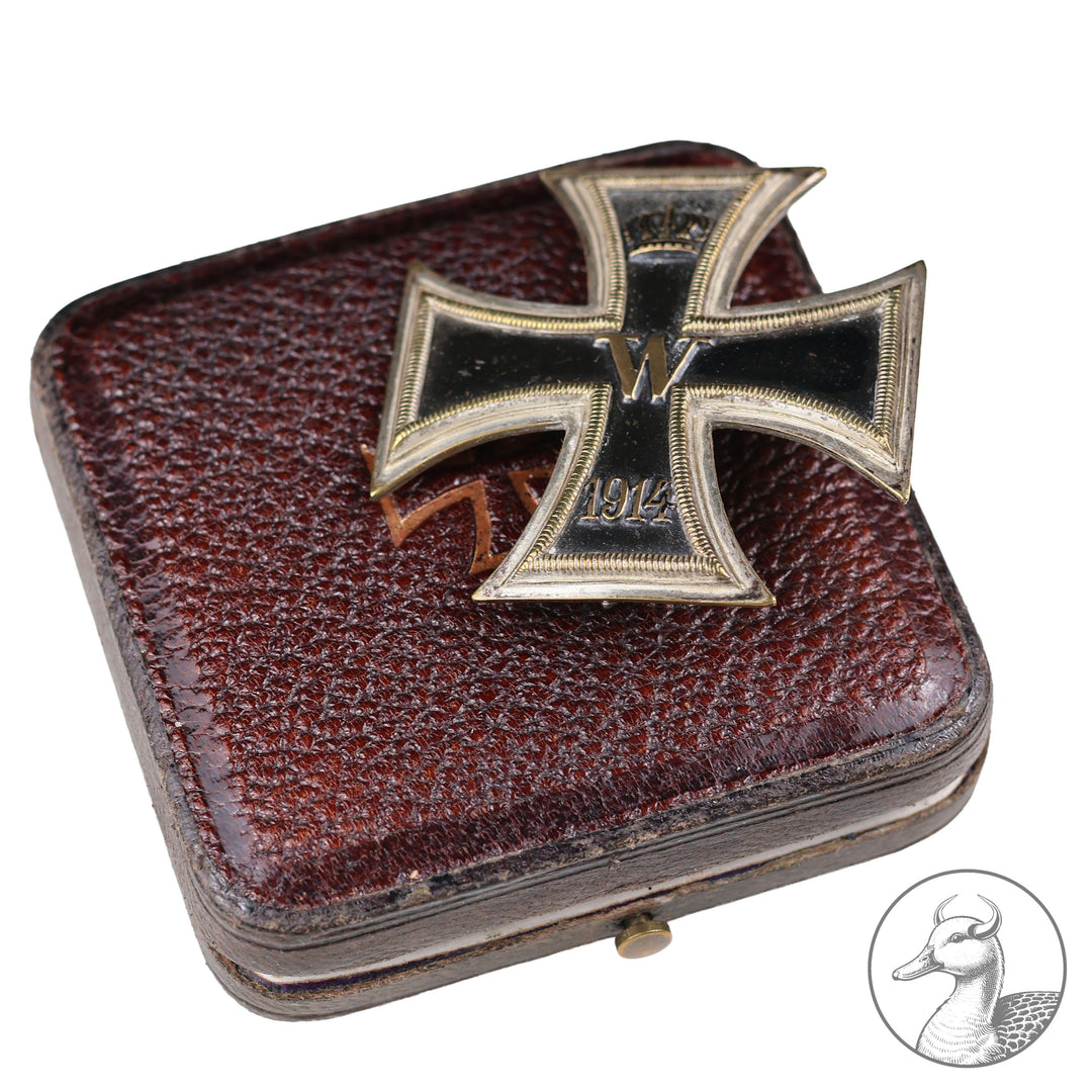 Gut erhaltenes Eisernes Kreuz 1. Klasse 1914 im frühen braunen Etui ohne Herstellermarkierung im sammelwürdigen Zustand.