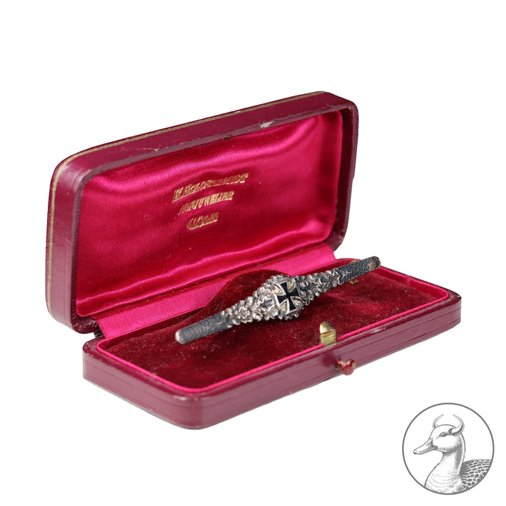 Dekorative Damenspange-Brosche Erster Weltkrieg Eisernes Kreuz

Spange mit emaillierten Eisernen Kreuz, 800 Silber gestempelt, im dazugehörigem Etui des bekannten Kölner Hofjuweliers Ernst Goldschmidts, im guten sammelwürdigem Zustand.

Maße: Länge 6,7 cm