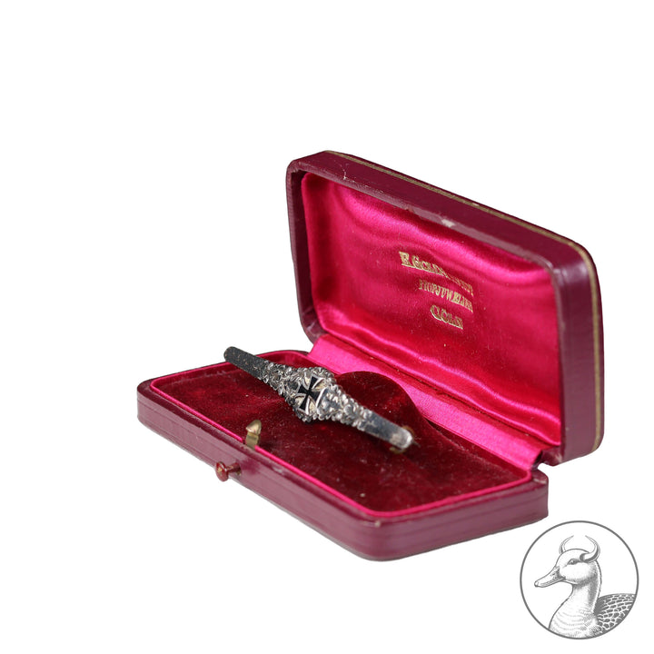 Dekorative Damenspange-Brosche Erster Weltkrieg Eisernes Kreuz

Spange mit emaillierten Eisernen Kreuz, 800 Silber gestempelt, im dazugehörigem Etui des bekannten Kölner Hofjuweliers Ernst Goldschmidts, im guten sammelwürdigem Zustand.

Maße: Länge 6,7 cm