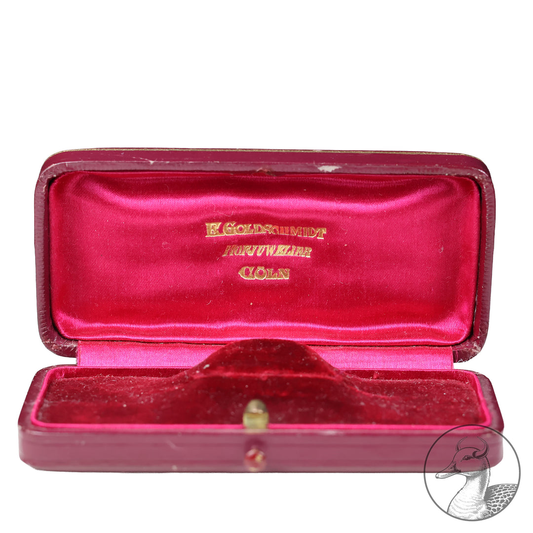 Dekorative Damenspange-Brosche Erster Weltkrieg Eisernes Kreuz

Spange mit emaillierten Eisernen Kreuz, 800 Silber gestempelt, im dazugehörigem Etui des bekannten Kölner Hofjuweliers Ernst Goldschmidts, im guten sammelwürdigem Zustand.

Maße: Länge 6,7 cm