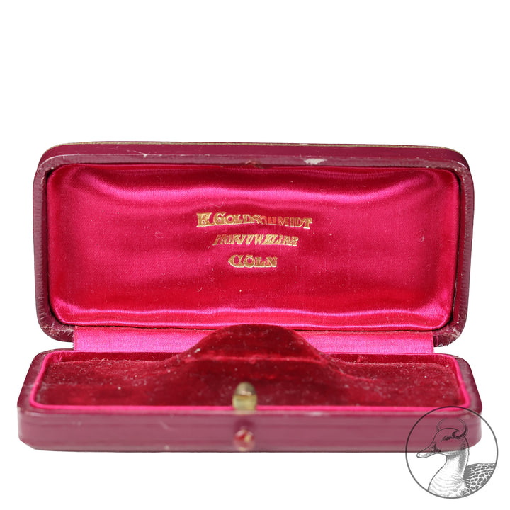 Dekorative Damenspange-Brosche Erster Weltkrieg Eisernes Kreuz

Spange mit emaillierten Eisernen Kreuz, 800 Silber gestempelt, im dazugehörigem Etui des bekannten Kölner Hofjuweliers Ernst Goldschmidts, im guten sammelwürdigem Zustand.

Maße: Länge 6,7 cm