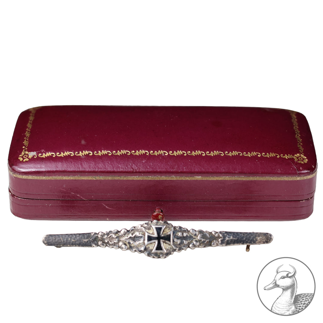 Dekorative Damenspange-Brosche Erster Weltkrieg Eisernes Kreuz

Spange mit emaillierten Eisernen Kreuz, 800 Silber gestempelt, im dazugehörigem Etui des bekannten Kölner Hofjuweliers Ernst Goldschmidts, im guten sammelwürdigem Zustand.

Maße: Länge 6,7 cm