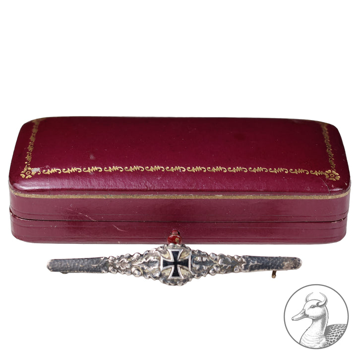 Dekorative Damenspange-Brosche Erster Weltkrieg Eisernes Kreuz

Spange mit emaillierten Eisernen Kreuz, 800 Silber gestempelt, im dazugehörigem Etui des bekannten Kölner Hofjuweliers Ernst Goldschmidts, im guten sammelwürdigem Zustand.

Maße: Länge 6,7 cm