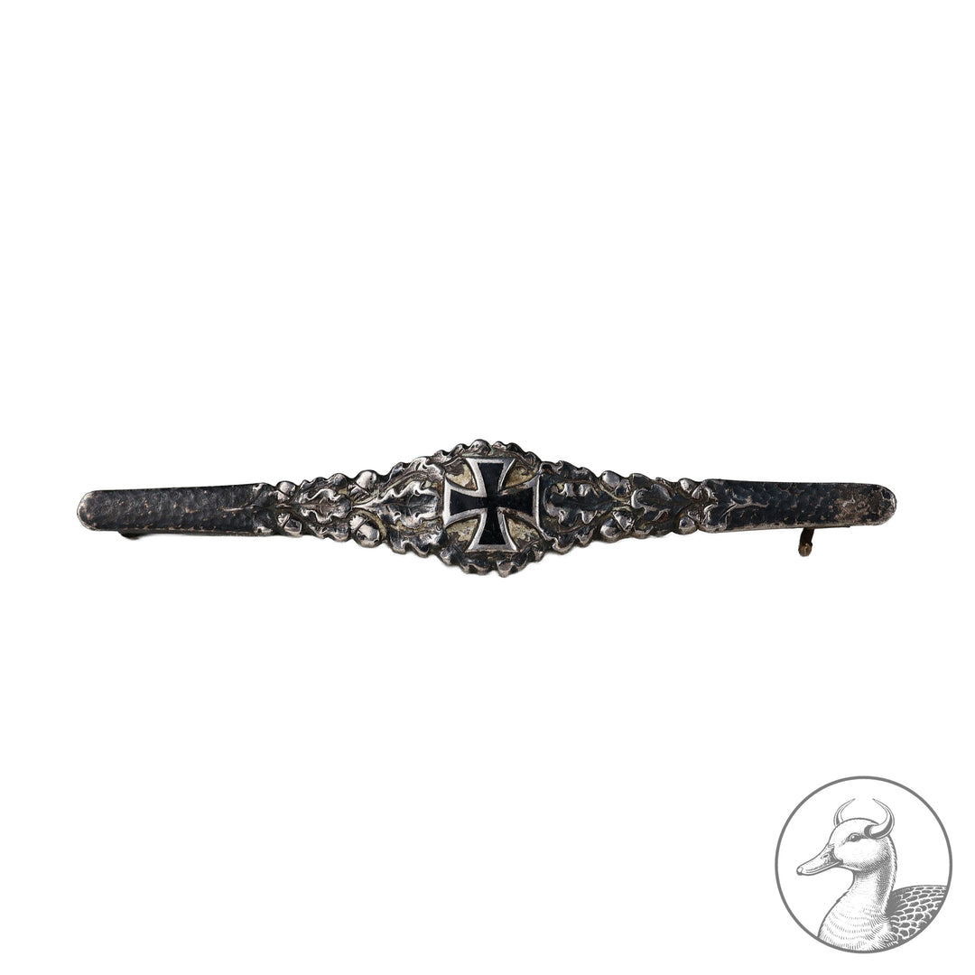 Dekorative Damenspange-Brosche Erster Weltkrieg Eisernes Kreuz

Spange mit emaillierten Eisernen Kreuz, 800 Silber gestempelt, im dazugehörigem Etui des bekannten Kölner Hofjuweliers Ernst Goldschmidts, im guten sammelwürdigem Zustand.

Maße: Länge 6,7 cm