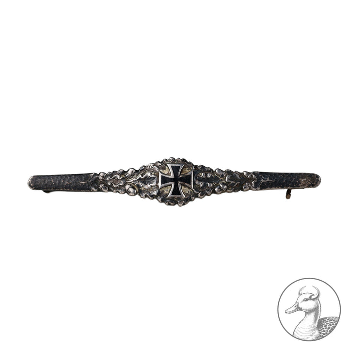 Dekorative Damenspange-Brosche Erster Weltkrieg Eisernes Kreuz

Spange mit emaillierten Eisernen Kreuz, 800 Silber gestempelt, im dazugehörigem Etui des bekannten Kölner Hofjuweliers Ernst Goldschmidts, im guten sammelwürdigem Zustand.

Maße: Länge 6,7 cm