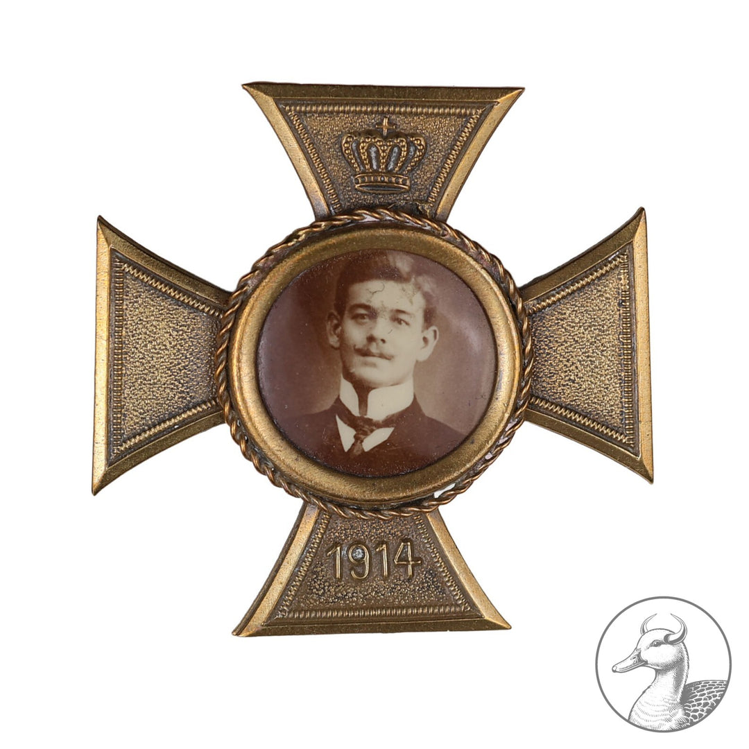 Patriotisches Erinnerungskreuz Eisernes Kreuz Soldatenbild

Patriotisches Erinnerungskreuz 1914 in Form des Eisernen Kreuzes, mit eingelegten Foto. Maße: 4 x 4 cm.