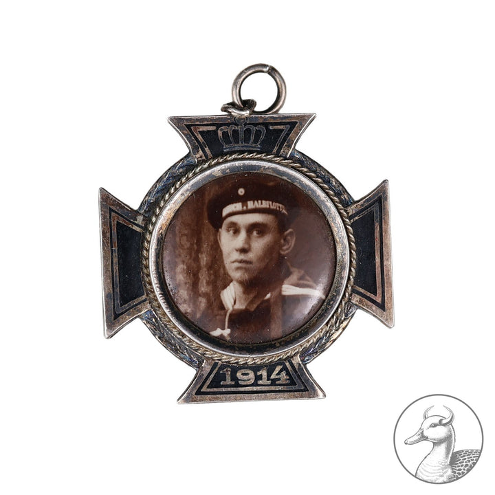 Patriotisches Erinnerungskreuz Eisernes Kreuz Matrosenbild

Patriotisches Erinnerungskreuz 1914 in Form des Eisernen Kreuzes, mit eingelegten Foto und

800er-Silber Stempel / Maße:&nbsp; 3 x 3 cm