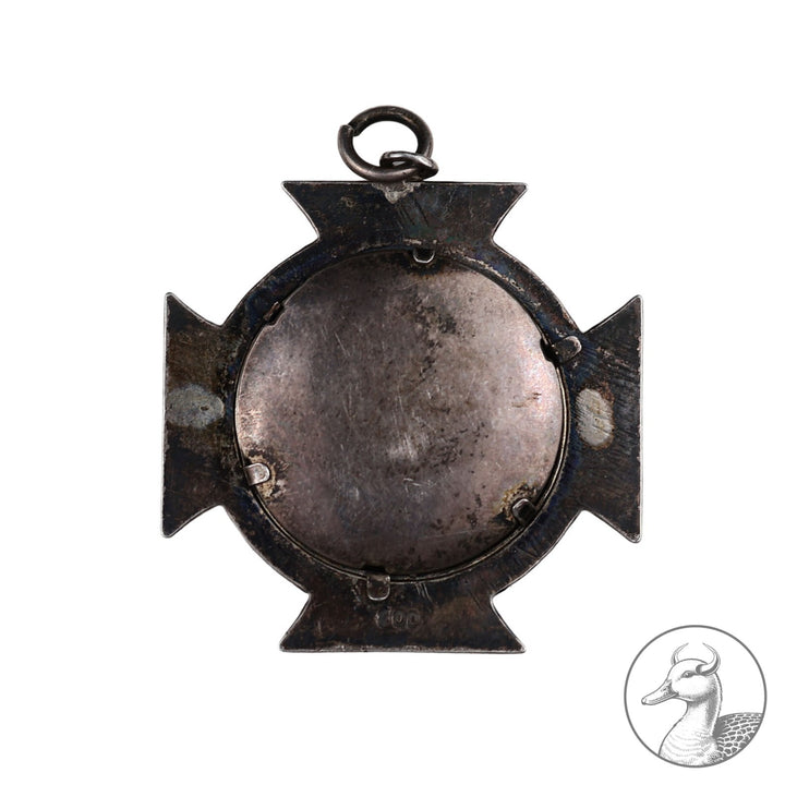 Patriotisches Erinnerungskreuz Eisernes Kreuz Matrosenbild

Patriotisches Erinnerungskreuz 1914 in Form des Eisernen Kreuzes, mit eingelegten Foto und

800er-Silber Stempel / Maße:&nbsp; 3 x 3 cm