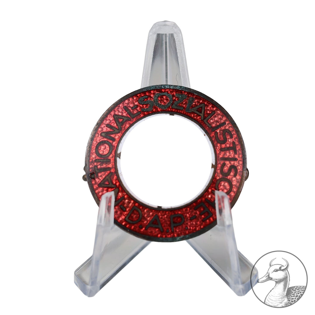 Parteiabzeichen der NSDAP RZM M 1/6 Karl Hensler, Pforzheim

Parteiabzeichen. Markiert mit Hersteller, altersbedingte Patina.