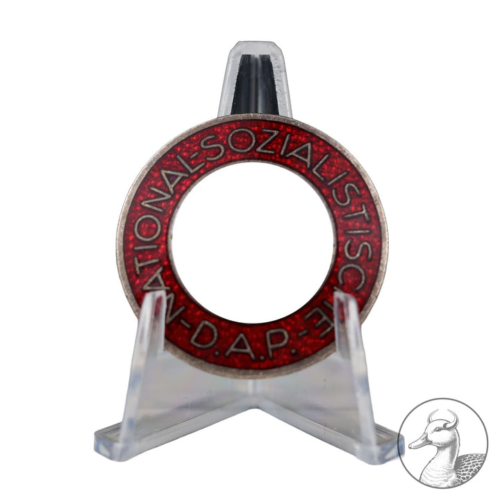 Parteiabzeichen der NSDAP RZM M 1/128

Parteiabzeichen der Firma Eugen Schmidhaussler Pforzheim, versilbert und emailliert, Buntmetall